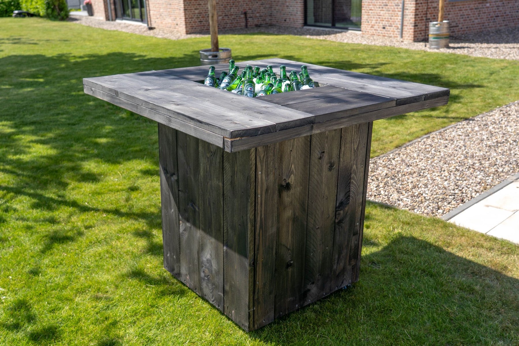 Houten ijstafel gevuld met crushed ice en drank