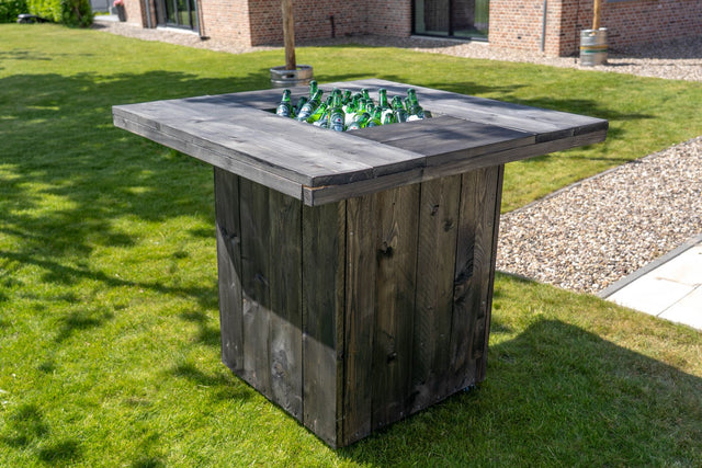 Houten ijstafel gevuld met crushed ice en drank