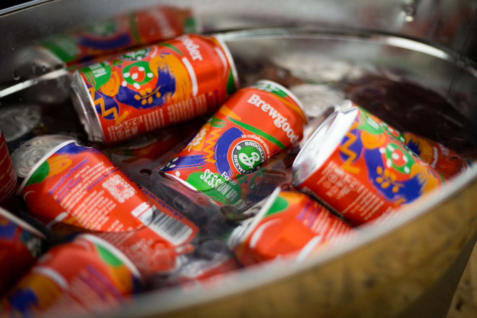 Metalen emmer met gekoelde blikjes frisdrank
