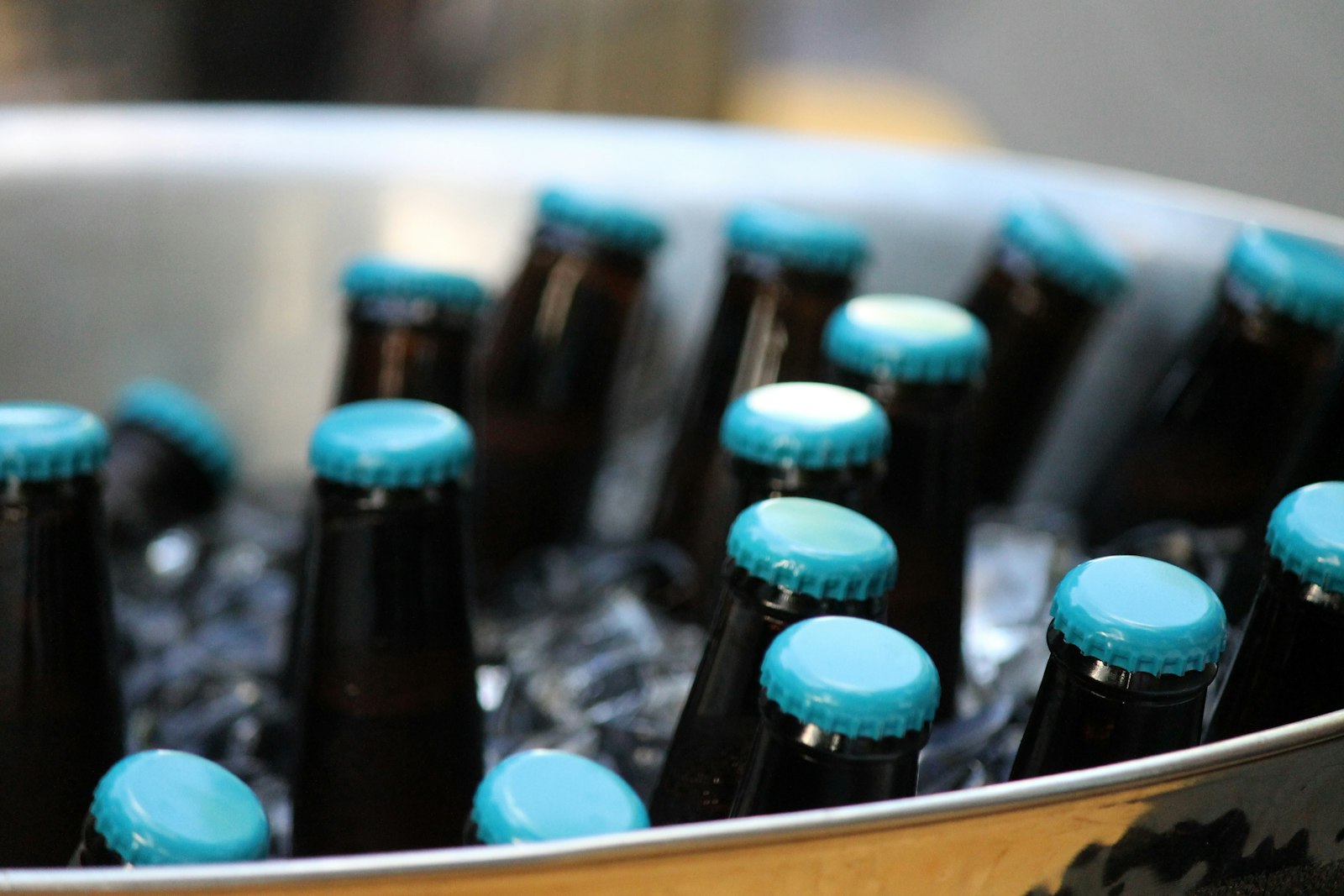 Flessen bier gekoeld in crushed ice