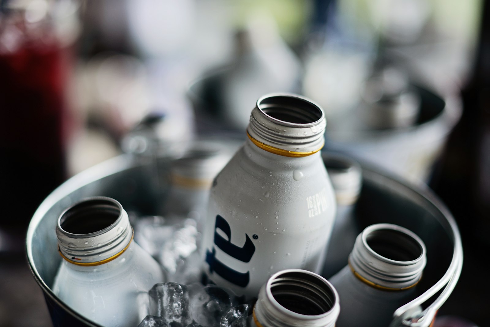 Flessen drank in een koeler gevuld met ijs op een evenement