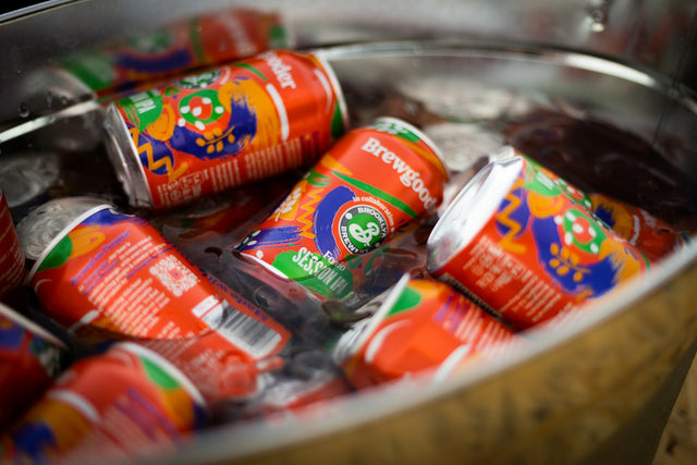 Metalen emmer met gekoelde blikjes frisdrank