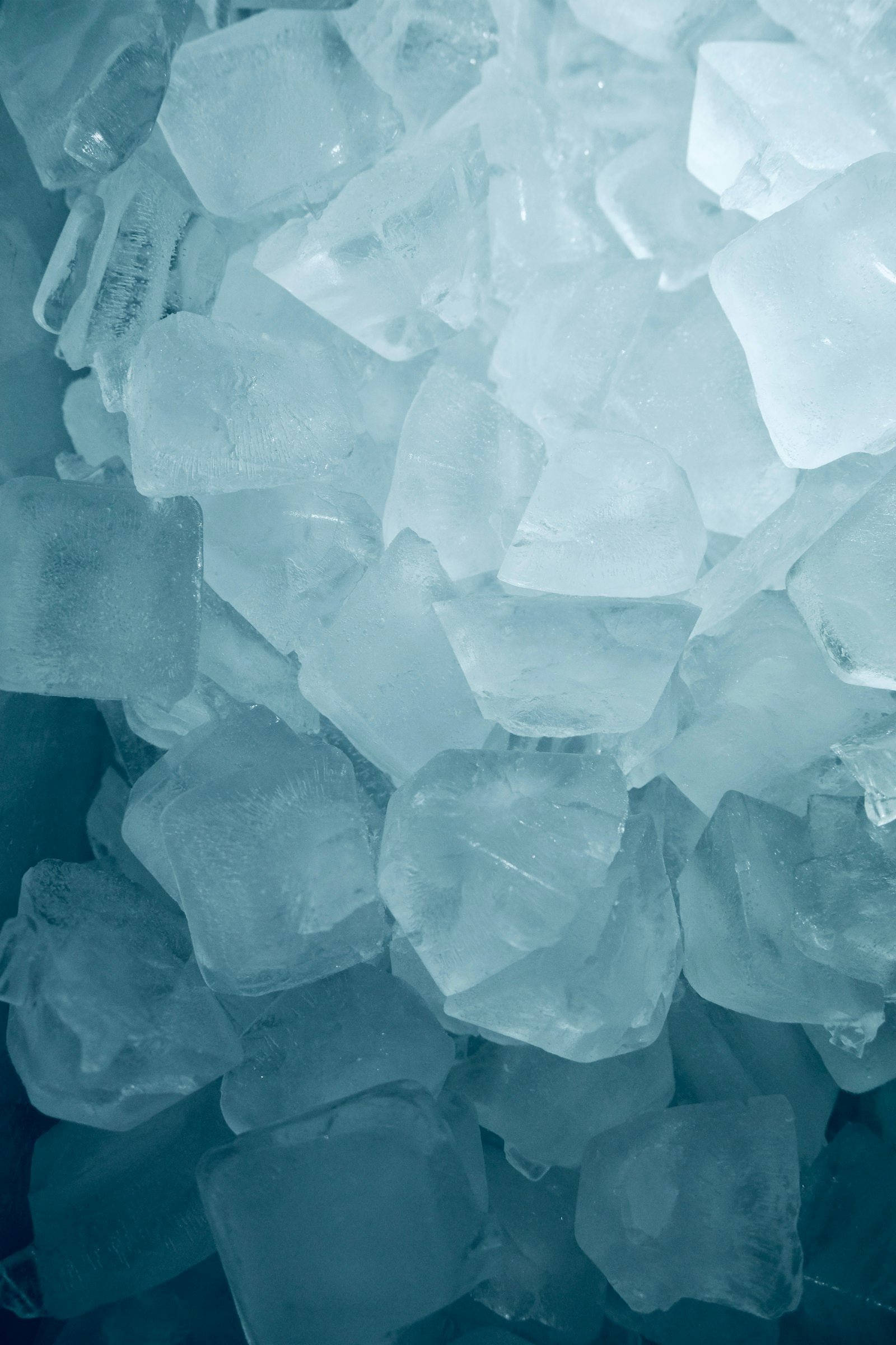 Stapel helder crushed ice met blauwe gloed