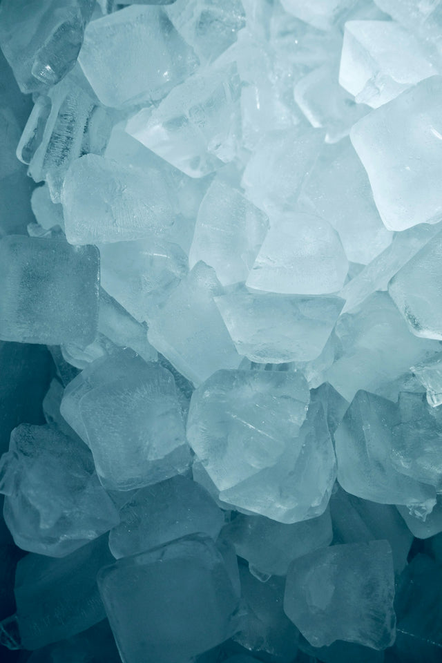 Stapel helder crushed ice met blauwe gloed