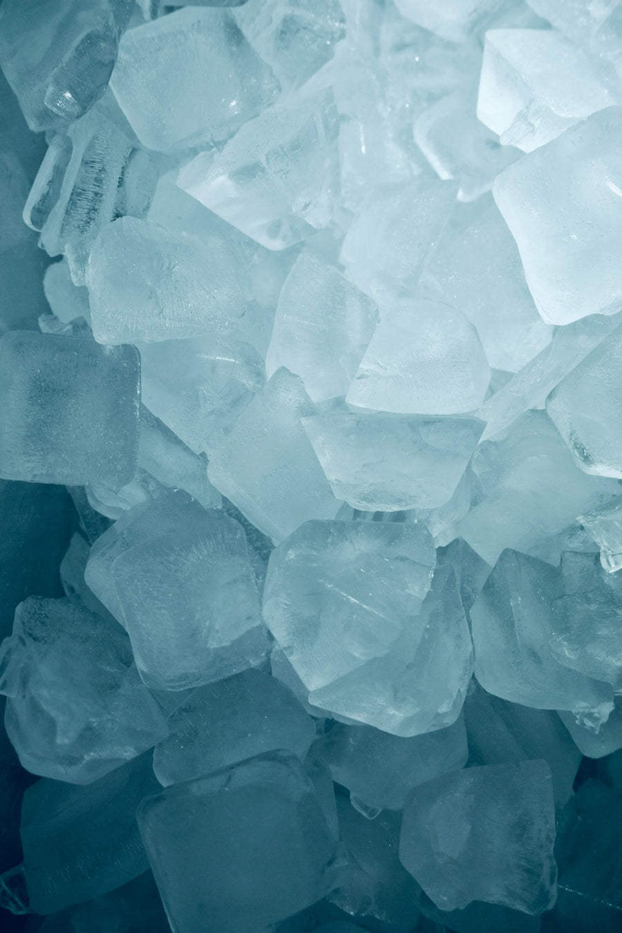 Stapel helder crushed ice met blauwe gloed